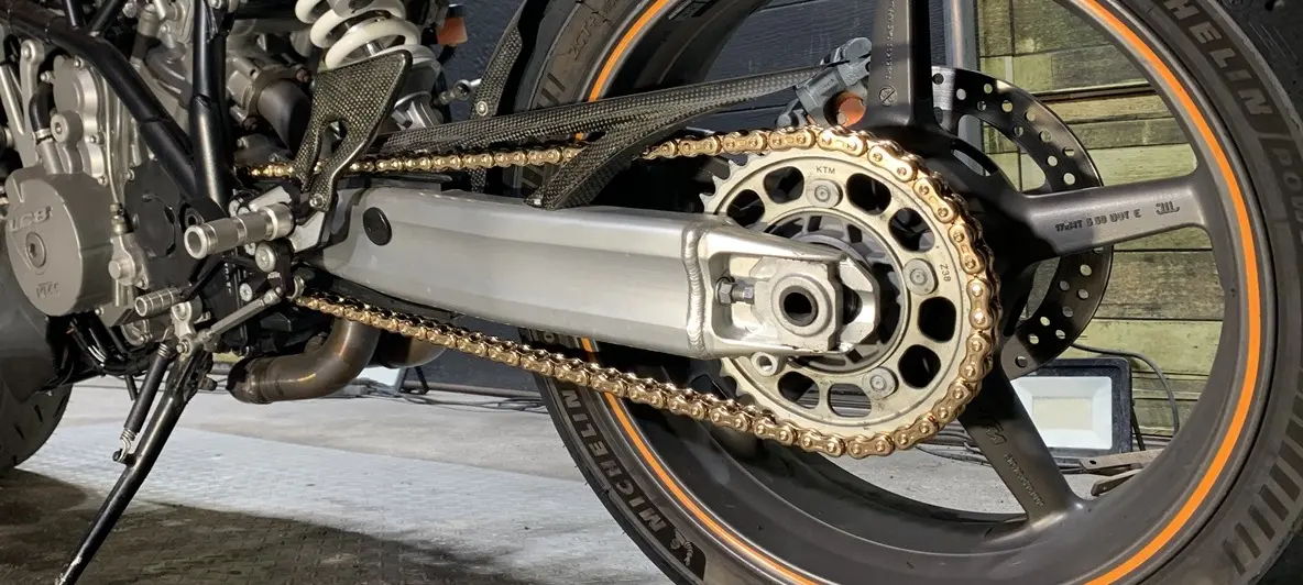 洗浄と給油を行ったバイクのチェーンとスプロケット周辺