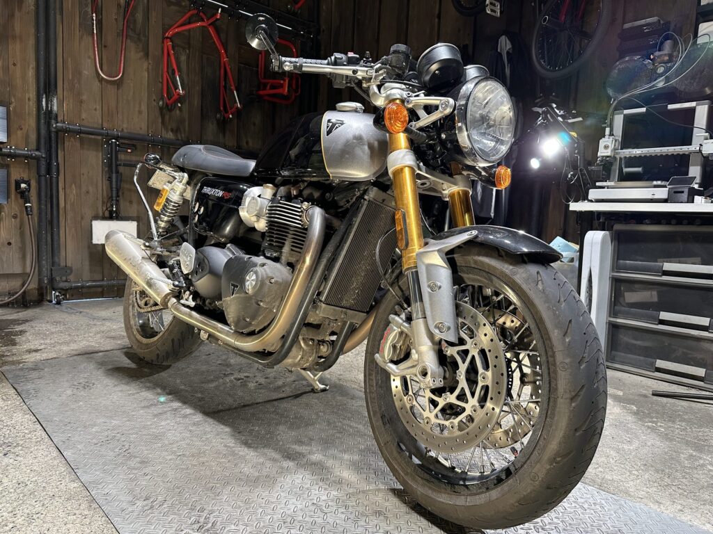 Thruxton RSの施工前