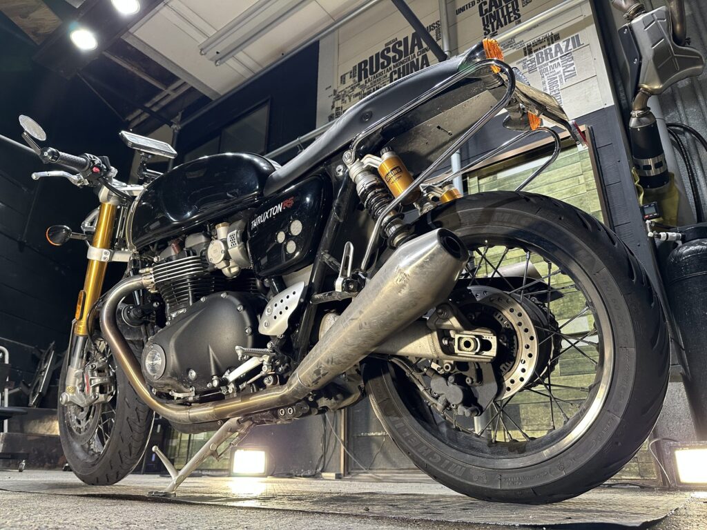 Thruxton RS後方の施工前全景