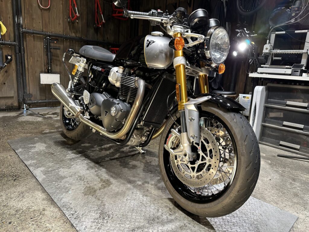 Thruxton RS前方の施工後全景