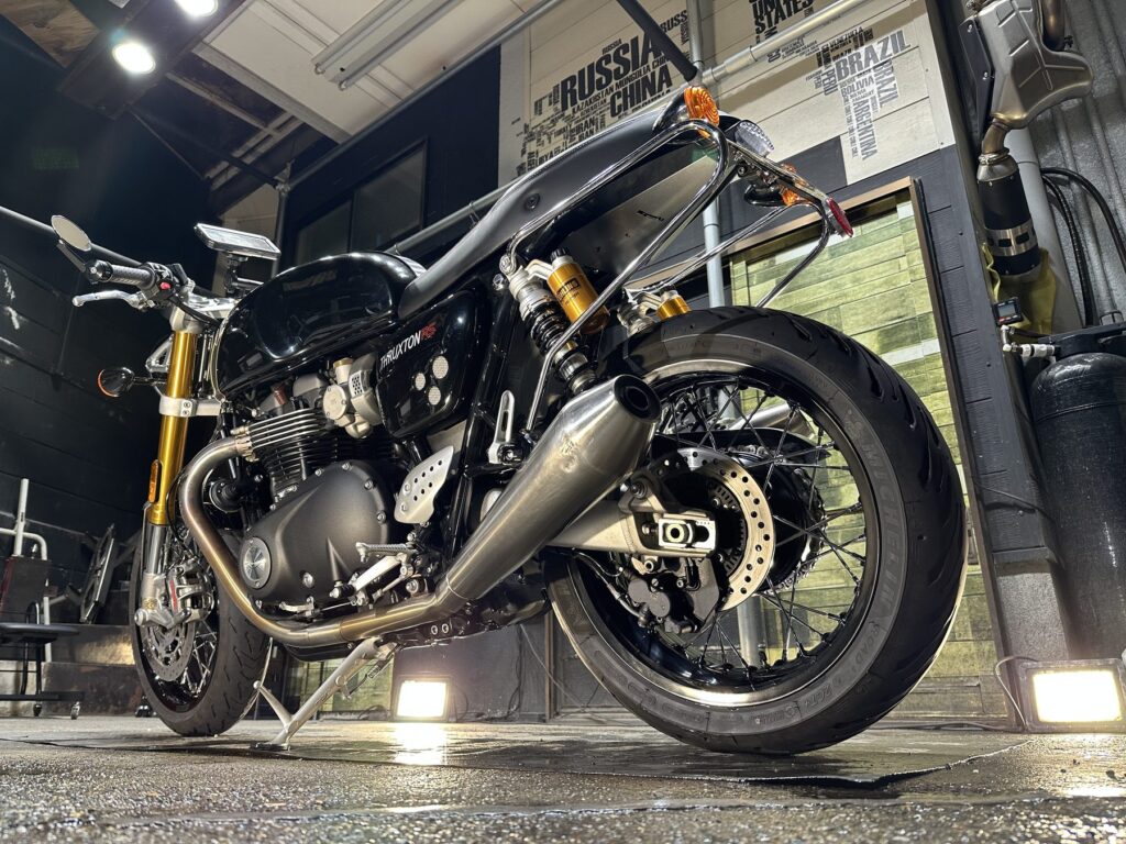 Thruxton RS後方の施工後全景