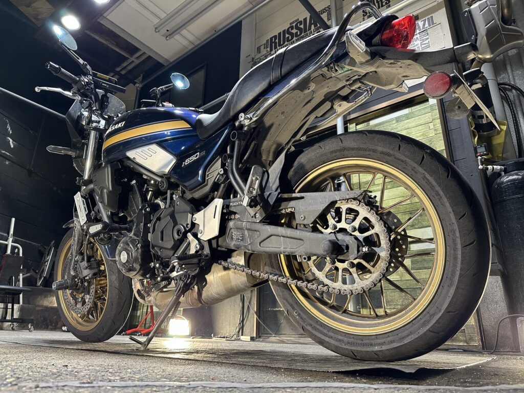 Z650RS後方の施工前全景